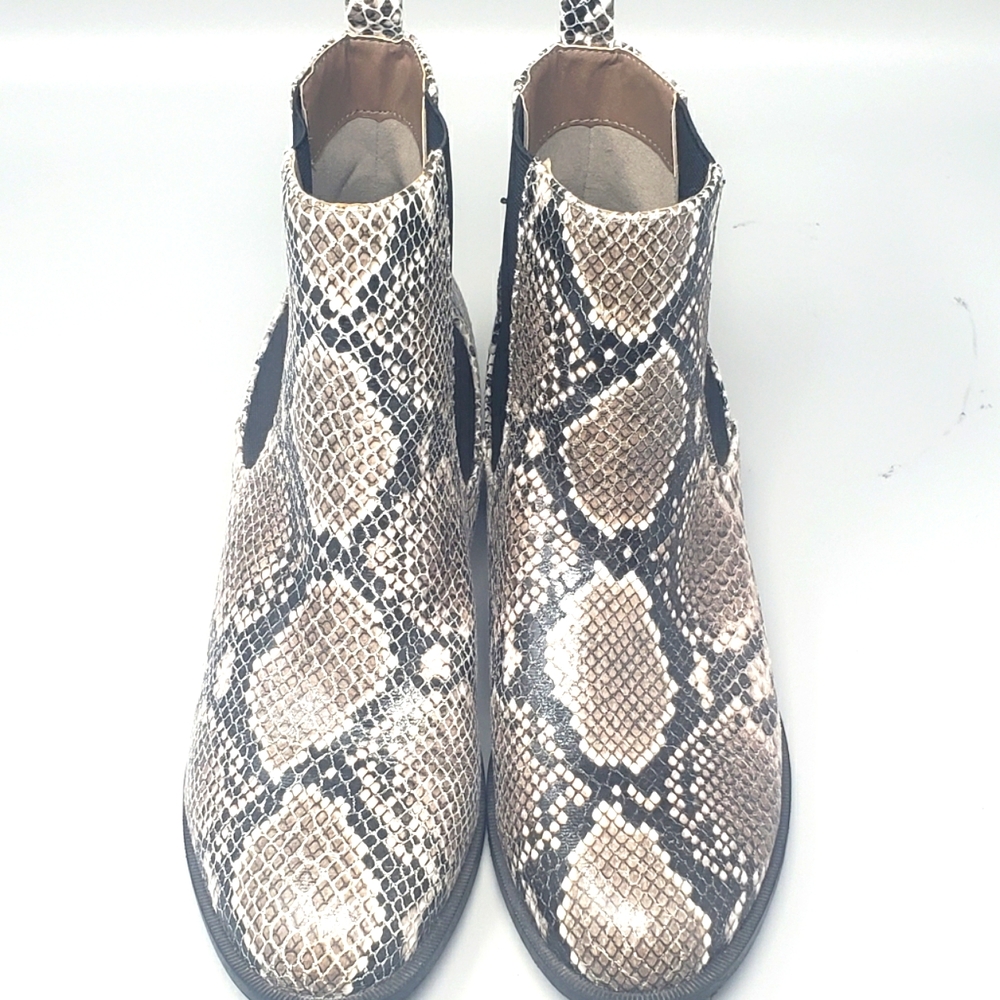 Forever 21 Chelsea Ankle Boots